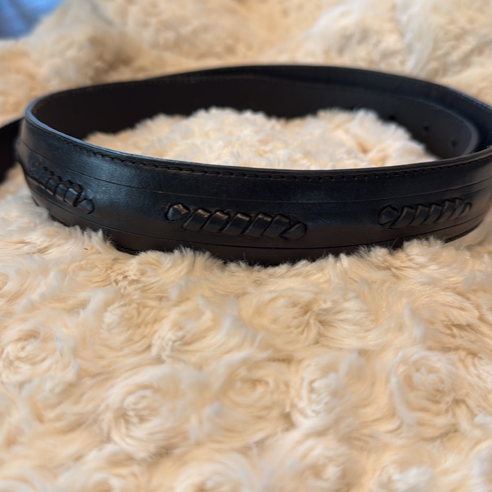 Textured Black Leather Belt Shabby Silver Buckle Tapers Toward Belt Holes 36 - Picture 2 of 10